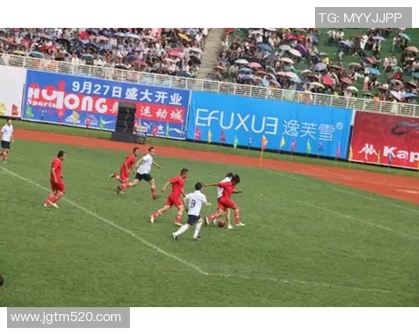 足球明星队成员精彩瞬间大集合展现他们的风采与魅力